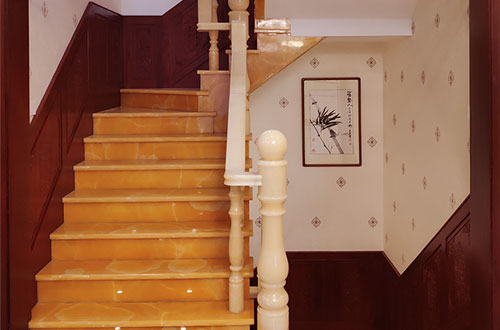 陈仓中式别墅室内汉白玉石楼梯的定制安装装饰效果